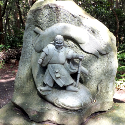 要石前にある武甕槌大神のモニュメント